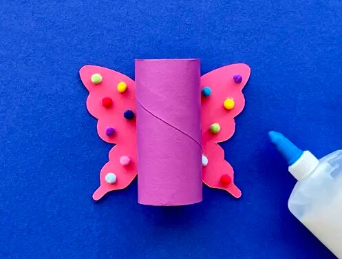 Mère et fille au bureau utilisant du papier toilette, du papier et des stylos pour faire des animaux en papier toilette