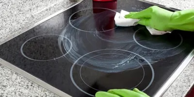 Rengjøre platetopp