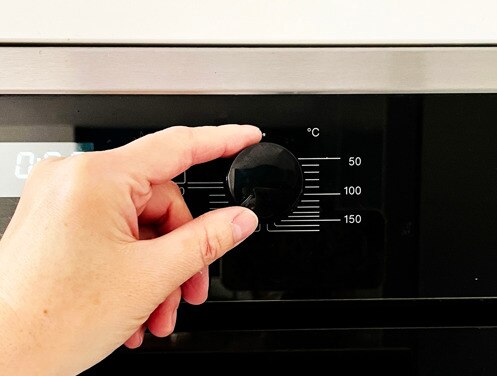 Enfants riant dans des chapeaux de chef cuisant et faisant un gâchis dans la cuisine