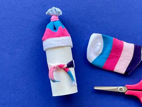 Mère et fille utilisant un rouleau de papier toilette pour faire des animaux en papier toilette
