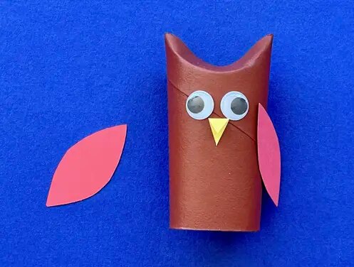 Mère et fille au bureau utilisant du papier toilette, du papier et des stylos pour faire des animaux en papier toilette
