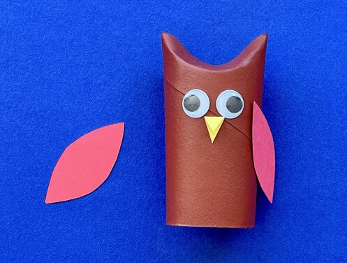 Mère et fille au bureau utilisant du papier toilette, du papier et des stylos pour faire des animaux en papier toilette
