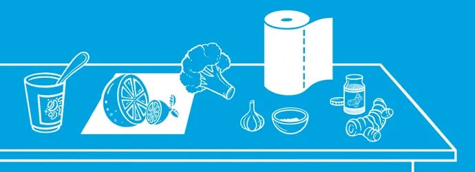 Grand-mère, mère et fille coupant des légumes dans la cuisine et riant
