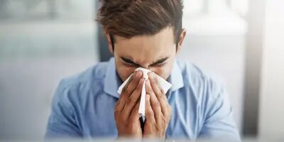 Pourquoi on éternue ? 5 causes d’éternuement et comment les arrêter