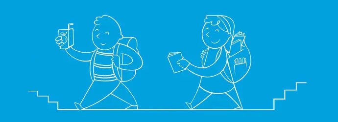 Les enfants avec de nouvelles  fournitures scolaires dans leur sac à dos marchant dans un couloir d'école