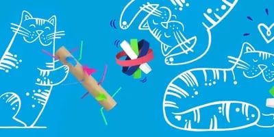 Sinisellä pohjalla olevat piirretyt kissat leikkivät kotitekoisilla kissanleluilla, jotka on valmistettu värillisestä pahvista