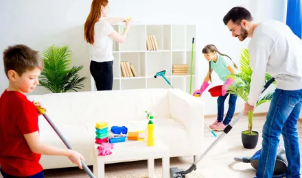 Perheen kotitöiden jakaminen kätevän kotityötaulukon avulla