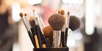 Gros plan sur des pinceaux de maquillage professionnels