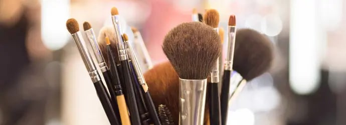 Gros plan sur des pinceaux de maquillage professionnels