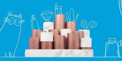 Tubes en carton vides empilés ensemble pour organiser une coiffeuse