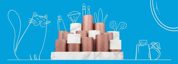 Tubes en carton vides empilés ensemble pour organiser une coiffeuse