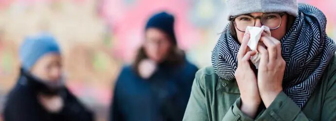 Une femme qui mouche son nez voudra peut-être savoir comment renforcer le système immunitaire afin qu'elle puisse arrêter de se moucher si souvent