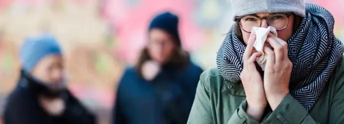 Une femme qui mouche son nez voudra peut-être savoir comment renforcer le système immunitaire afin qu'elle puisse arrêter de se moucher si souvent