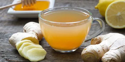 Zoom sur une tasse de thé avec du citron et du gingembre ; un très bon remède naturel pour le rhume.  