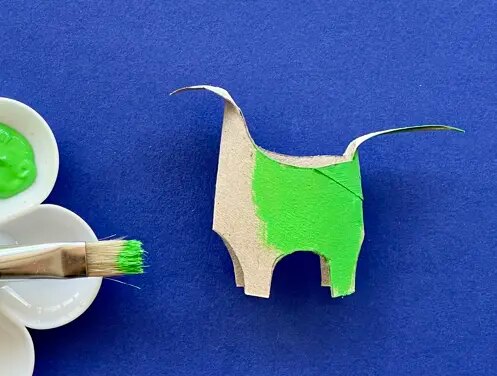 Mère et fille au bureau utilisant du papier toilette, du papier et des stylos pour faire des animaux en papier toilette
