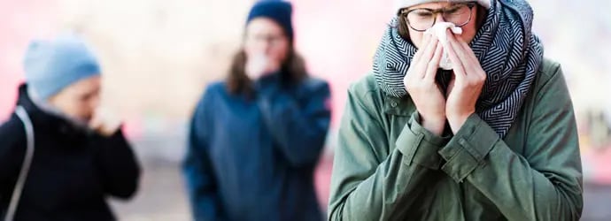 Aivasteleva nuori nainen, joka saattaa kaivata tukkoisen nenan hoitoa kotikonstein