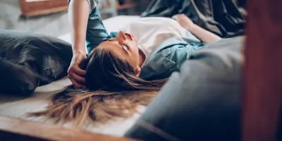 Naiset makaavat sairaina sängyssä lomakauden aikana