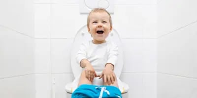 Lapsi istuu ja opettelee ulostamaan