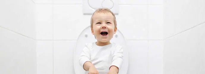Lapsi istuu ja opettelee ulostamaan