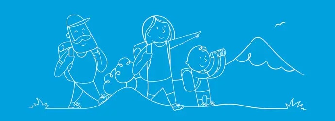 Randonnée en famille et de l'équipement avec des sacs à dos et une montagne en arrière-plan