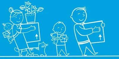 Famille qui tient des boîtes de rangement pour un déménagement