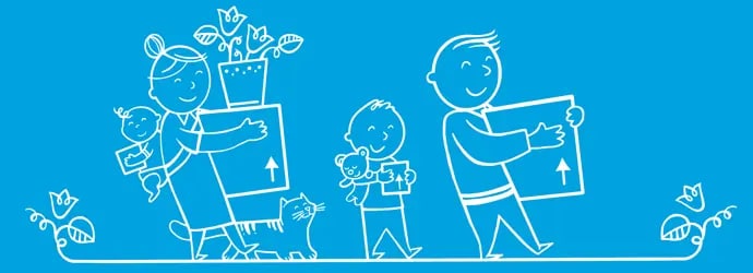 Famille qui tient des boîtes de rangement pour un déménagement