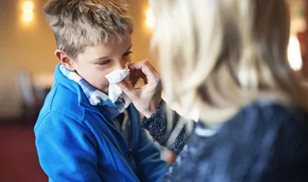 Lapsen nenää niistävä äiti saattaa pohtia, mitä hänen tulisi tehdä estääkseen flunssan leviämisen eteenpäin