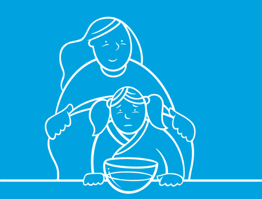 Animoitu GIF vanhemmasta, joka pitelee pyyhettä lapsen pään päällä, ja lapsen edessä on vesikulho