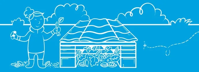 Pieni tyttö pitelee isänsä kanssa puista hyönteishotellia puuta vasten puutarhassa