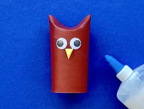 Mère et fille au bureau utilisant du papier toilette, du papier et des stylos pour faire des animaux en papier toilette