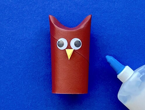 Mère et fille au bureau utilisant du papier toilette, du papier et des stylos pour faire des animaux en papier toilette