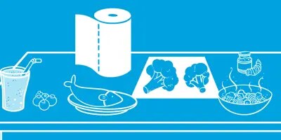 Nuori nainen käyttää kannettavaa tietokonetta ja syö terveellistä salaattia pöydän ääressä