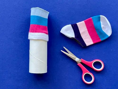 Mère et fille utilisant un rouleau de papier toilette pour faire des animaux en papier toilette