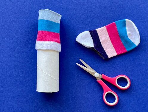 Mère et fille utilisant un rouleau de papier toilette pour faire des animaux en papier toilette