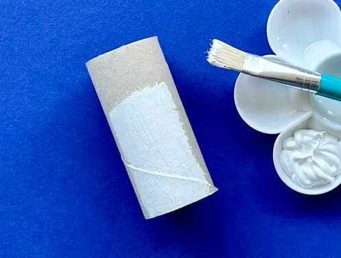 Mère et fille utilisant un rouleau de papier toilette pour faire des animaux en papier toilette