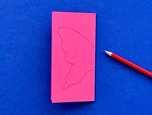 Mère et fille au bureau utilisant du papier toilette, du papier et des stylos pour faire des animaux en papier toilette
