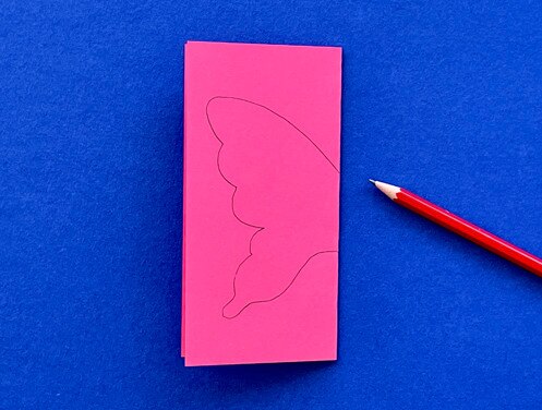 Mère et fille au bureau utilisant du papier toilette, du papier et des stylos pour faire des animaux en papier toilette