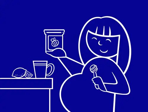 Illustration d'une femme enceinte souriante qui tient un pot de miel et un hochet. Elle est à côte d'une table sur laquelle il y a une tasse et un citron.