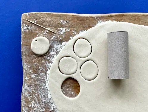 Enfants riant dans des chapeaux de chef cuisant et faisant un gâchis dans la cuisine
