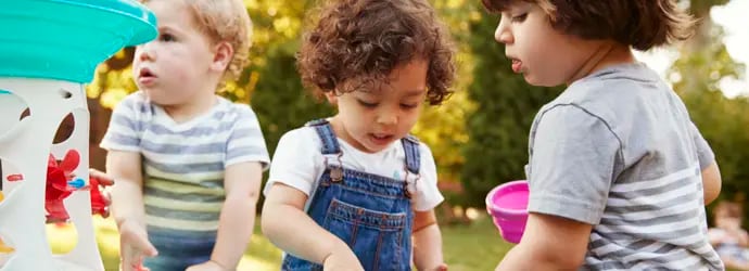 5 ideaa lasten vesileikkeihin