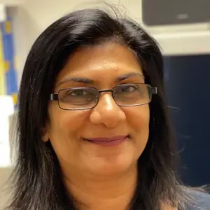 Portrait professionnel du Dr Leena Sinha, consultante en gastro-entérologie et fondatrice de Gastro Care