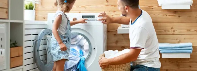 Père et fille font la lessive ensemble et passent un moment amusant