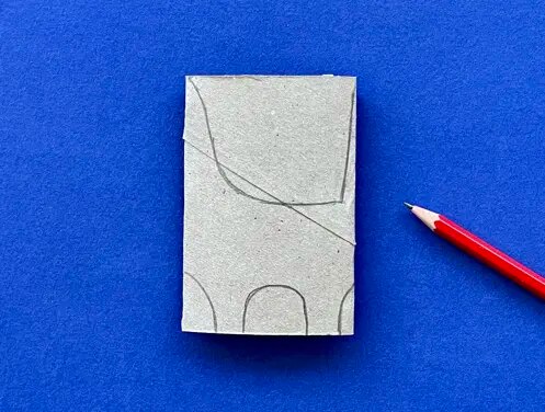 Mère et fille au bureau utilisant du papier toilette, du papier et des stylos pour faire des animaux en papier toilette