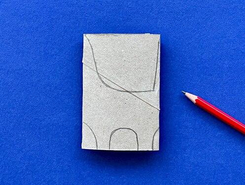 Mère et fille au bureau utilisant du papier toilette, du papier et des stylos pour faire des animaux en papier toilette