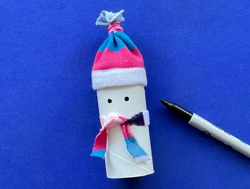 Mère et fille utilisant un rouleau de papier toilette pour faire des animaux en papier toilette