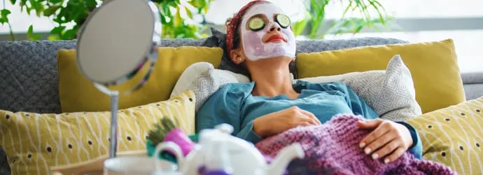 femme avec un masque pour le visage