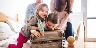 Parents et leurs deux filles faisant une valise