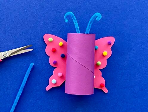 Mère et fille au bureau utilisant du papier toilette, du papier et des stylos pour faire des animaux en papier toilette