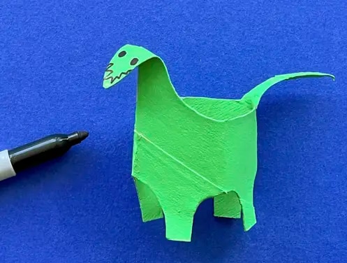 Mère et fille au bureau utilisant du papier toilette, du papier et des stylos pour faire des animaux en papier toilette