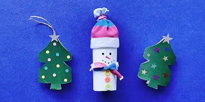 Idées de déco de Noël avec des rouleaux de papier toilette : un bonhomme de neige et deux sapins de Noël.  